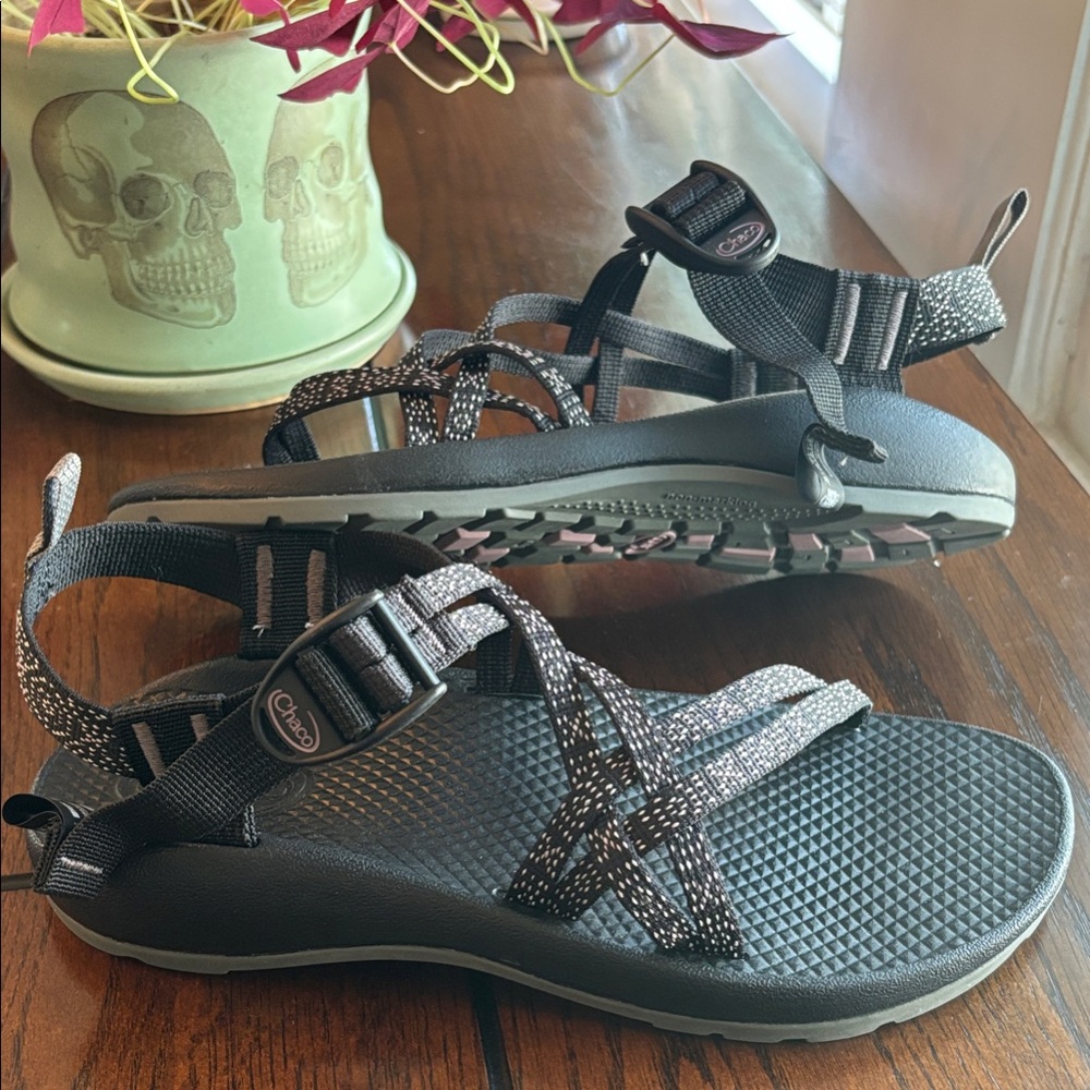 Chaco ZX/1 Hugs and Kisses Ecotread Sport Sandal Strappy Sandals never been worn